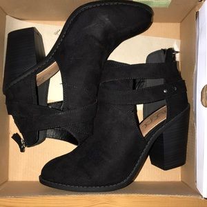 Woman's black ankle boots size 7.5